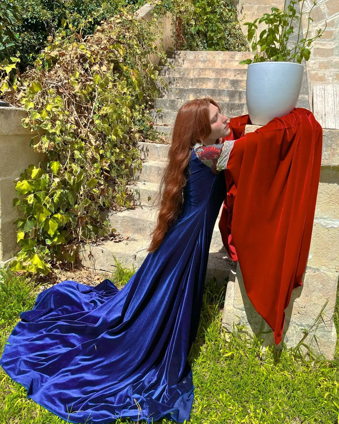 blue medieval wedding dress Vintage Elegance: Navy Blue Fitted Boat Neck Dress with Belt
