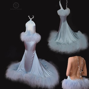 Rückenfreies, von Sabrina inspiriertes langes Satinkleid mit Straußenfedern und Kristallen, elegantes altes Hollywood-Kleid, langes Meerjungfrauenkleid mit Schleppe