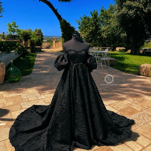 Robe de mariée gothique noire, robe de mariée victorienne à corset, robe en dentelle noire épaules dénudées avec traîne spectaculaire, robe en brocart, mariée gothique