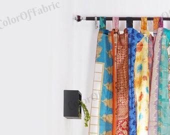Könnte beinhalten: Ein farbenfroher Vorhang aus mehreren zusammengenähten Stoffstreifen. Der Stoff ist eine Mischung aus Seide und Baumwolle mit verschiedenen Mustern und Farben, darunter Blau, Grün, Rot, Orange, Gelb und Weiß.