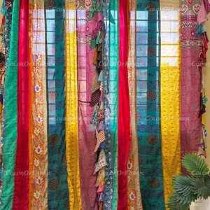 Peut inclure: Rideaux patchwork colorés avec des rayures verticales rouges, vertes, jaunes et turquoise. Les rideaux sont faits de divers tissus à motifs floraux et cachemire. Le haut des rideaux est rouge.