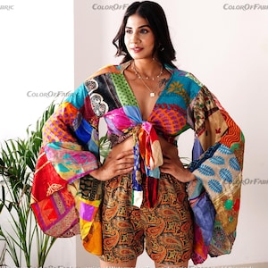 Puede incluir: Un top corto de patchwork colorido con un nudo en la parte delantera y mangas acampanadas. El top se combina con pantalones cortos de patchwork a juego con un estampado paisley.