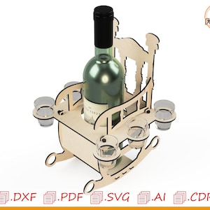 Op de afbeelding: Een houten wijnfleshouder in de vorm van een schommelstoel, met een groene wijnfles en verschillende kleine glazen. De houder is gemaakt van lichtgekleurd hout en heeft een decoratieve rug.