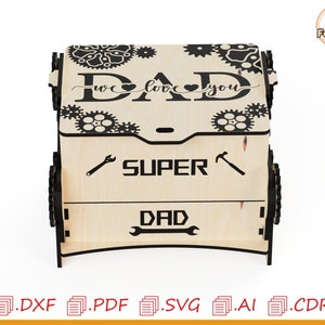 Puede incluir: Una caja de madera con las palabras "DAD" y "SUPER DAD" talladas en la madera. La parte superior de la caja tiene las palabras "we love you" y dise&ntilde;os de engranajes. Una llave inglesa y un martillo tambi&eacute;n est&aacute;n tallados en la madera.