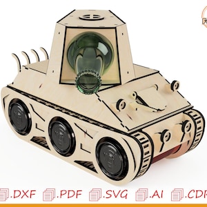 Op de afbeelding: Een houten tankvormige flessenhouder met een heldere glazen fles erin. De tank heeft zwarte wielen en een lichtbruine buitenkant. Het ontwerp omvat een toren en rupsbanden. De tekst "Felaser Shop" is zichtbaar in de rechterbovenhoek.