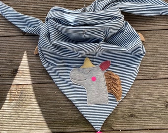 Triangular scarf “Unicorn”