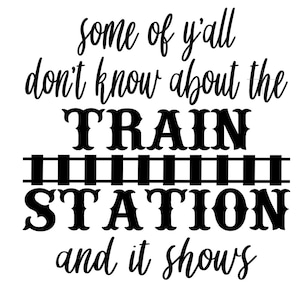 Op de afbeelding: Zwart-witte grafische tekst die luidt "some of y'all don't know about the TRAIN STATION and it shows". De tekst is gestyled met een spoorweggrafiek onder het woord "TRAIN".