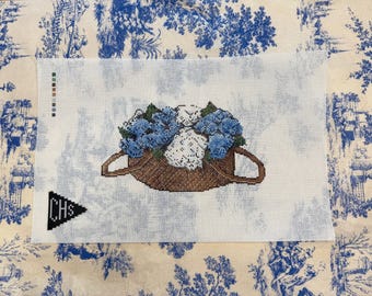 Hortensias en cesta, lienzo bordado para almohada / Bordado costero de verano PRE-ORDEN*