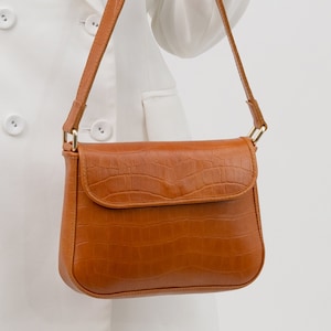 Crocodile Embossed Leather Shoulder Bag: Handcrafted Caramel Brown Purse