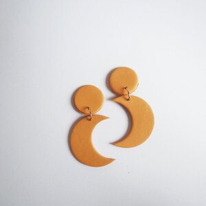 Puede incluir: Un juego de tres tazas de cer&aacute;mica con un acabado mate moteado. Las tazas son de color crema, gris claro y gris oscuro. Cada taza tiene un dise&ntilde;o simple y minimalista, ideal para caf&eacute; o t&eacute;.