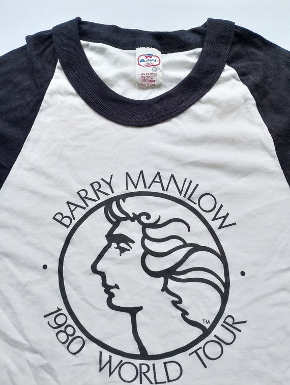 T-shirt Concert Barry Manilow Neuf Avec étiquette - Couleur Rouge, Manches Courtes, Taille Adulte, Marque Gildan, Pour Fans Et Collectionneurs