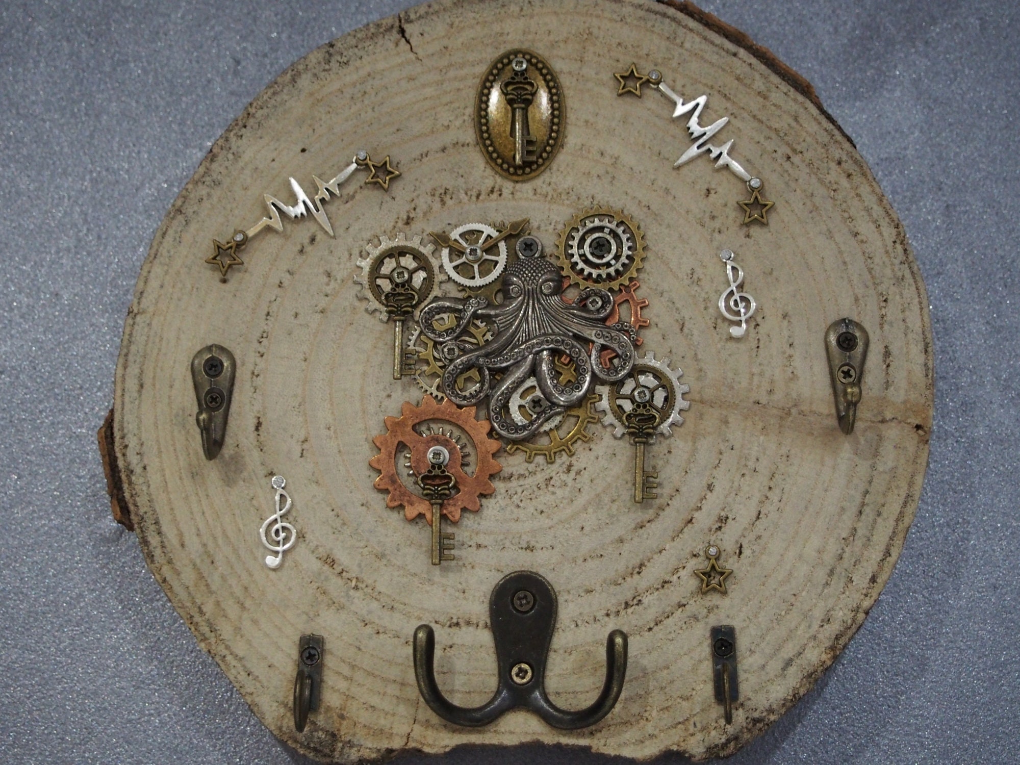 Porte Clé Mural Inspiration Steampunk sur Rondin de Bois