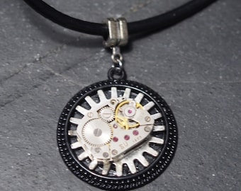 Collier avec mécanisme de montres