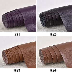 Puede incluir: Cuatro rollos de tela de imitaci&oacute;n de cuero en diferentes colores: morado, negro, marr&oacute;n y marr&oacute;n claro. Cada rollo tiene un di&aacute;metro de aproximadamente 2,5 cm y una superficie texturizada.