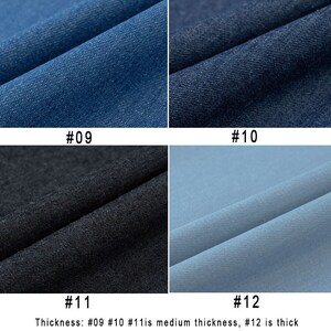 Op de afbeelding: Vier stofstalen in verschillende tinten blauw en zwart. De stalen zijn gemarkeerd met #09, #10, #11 en #12. De tekst onder de stalen luidt: "Dikte: #09 #10 #11 is middeldikke, #12 is dik. Breedte: #09 #10 #11 #12 is 59 inch."