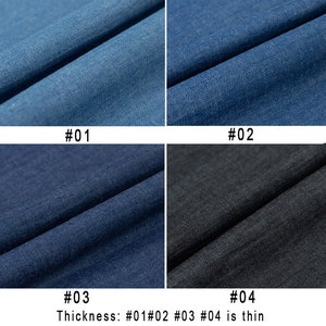 Op de afbeelding: Vier denim stofstalen in verschillende tinten blauw en zwart. De stalen zijn ge&euml;tiketteerd #01, #02, #03 en #04. De tekst onder de stalen luidt "Dikte: #01 #02 #03 #04 is dun" en "Breedte: #01 #02 #03 #04 is 150 cm".