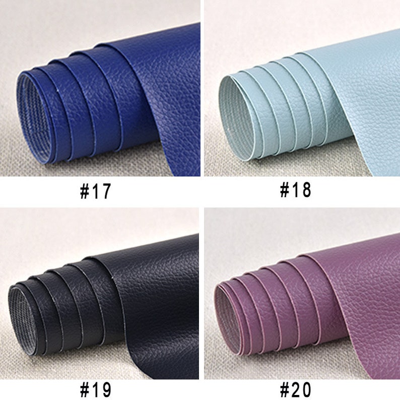 Puede incluir: Cuatro rollos de piel sint&eacute;tica en diferentes colores: azul oscuro, azul claro, gris oscuro y morado. Cada rollo est&aacute; hecho de m&uacute;ltiples capas de material.