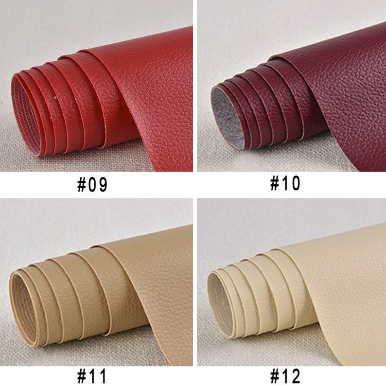 Puede incluir: Cuatro rollos de tela de imitaci&oacute;n de cuero en diferentes colores: rojo, burdeos, beige y beige claro. La tela tiene una superficie texturizada que se asemeja al cuero.