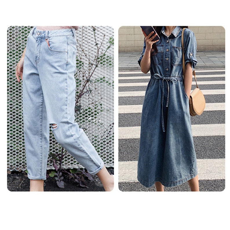 Op de afbeelding: Twee denim outfits: een lichtblauwe spijkerbroek met een distressed detail en een lichtblauwe denim jurk met een strikceintuur en een bruine schoudertas.