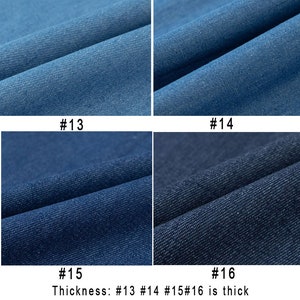 Op de afbeelding: Vier denimstofstalen, gelabeld #13, #14, #15 en #16. De tekst onder de stalen luidt "Dikte: #13 #14 #15#16 is dik" en "Breedte: #13 #14 #15 #16 is 59 inch".