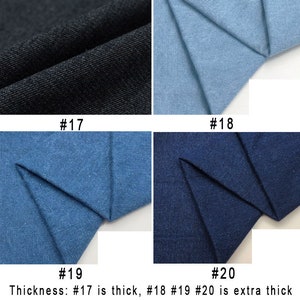 Op de afbeelding: Vier denimstofstalen in verschillende tinten blauw en zwart. De stalen zijn ge&euml;tiketteerd met #17, #18, #19 en #20. De tekst onder de stalen luidt: "Dikte: #17 is dik, #18 #19 #20 is extra dik. Breedte: #17 is 59 inch, #18 #19 #20 is 66,9 inch."