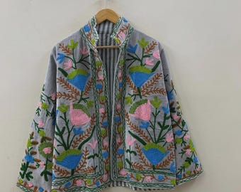 Casaco Suzani de veludo cinza com bordado floral à mão, estilo boho.