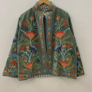 Chaqueta de terciopelo verde con bordado Suzani, abrigo bohemio vintage / chaqueta de invierno unisex / chaqueta de invierno de estilo étnico chic / regalo para ella
