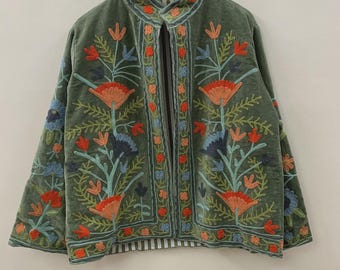 Chaqueta de terciopelo verde con bordado Suzani, abrigo bohemio vintage / chaqueta de invierno unisex / chaqueta de invierno de estilo étnico chic / regalo para ella