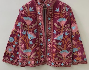 Jaqueta Suzani bordada em veludo floral, estilo boho étnico.