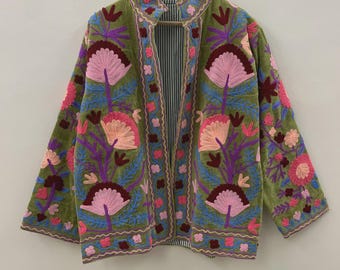 Jaqueta Suzani bordada em veludo floral, estilo boho.
