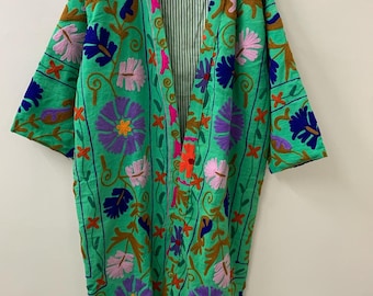 Suzani Kimono-Bademantel aus Samt mit Blumenmuster | Boho-Jacke mit ethnischer Stickerei