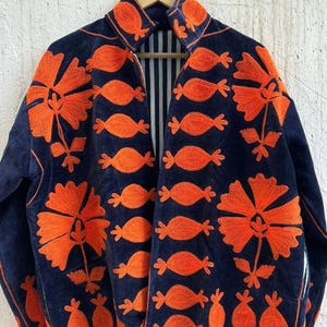Chaqueta de invierno de terciopelo azul marino con bordados Suzani / Abrigo artesanal uzbeko / Chaqueta de invierno Suzani / Regalo para ella / Abrigo elegante de terciopelo para invierno