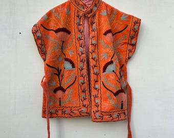 Handgefertigte Suzani Samt Weste mit Blumenmuster – Boho bestickte ärmellose Jacke – Orange ethnische Blumenweste – Festival & Boho Chic Wear