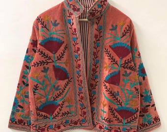 Jaqueta Suzani de veludo feita à mão, casaco boho vintage com bordado floral.