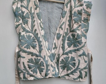 Chaleco bohemio floral de terciopelo suzani blanco – Chaqueta sin mangas con bordado bohemio – Chaleco floral étnico elegante – Ropa para festivales y boho chic