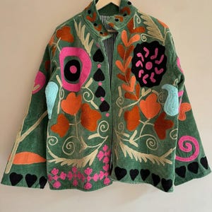 Chaqueta corta de invierno de terciopelo Suzani / Chaqueta floral bohemia / Chaqueta Suzani / Abrigo de invierno cálido / Regalo para ella / Abrigo largo bohemio