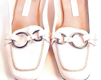 LIZ CLAIBORNE White Leather Driving Loafers Silver tone hardware SZ 6