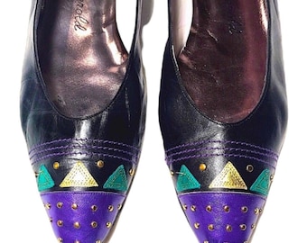 マーガレット・ジェロルド　パープル、レッド、グリーン、ゴールドの装飾が施されたブラックのローヒールパンプス