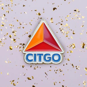 Citgo Sign Emaille Pin – Boston Wahrzeichen, Fenway Park Geschenk, Retro City Accessoire für Einheimische & Fans