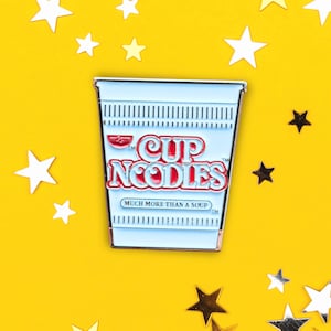 Kawaii Noodle Cup Pin – Funny Instant Ramen Accessory, Food Brooch, College Student Gift immagine 1