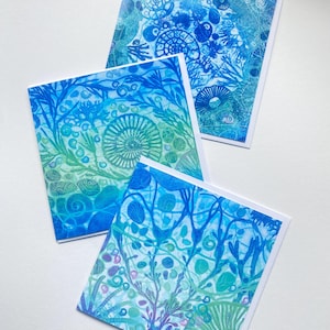 Tarjetas de felicitación con arte costero / Juego de 3 diseños inspirados en el océano con fósiles, algas y conchas / Tarjetas con estampado Gelli cuadrado en blanco