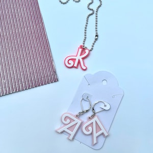 Collar de letra Ken / Iniciales de muñeca Malibu rosa y blanco / Pendiente de nombre de muñeca Ken / Colgante de alfabeto / Verano de rosa fuerte / Impreso en 3D