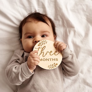 Marcadores de madera para baby shower, nombre de bebé grabado, regalo para bebé recién nacido, accesorios de fotografía, discos de recuerdo para recién nacidos, regalo de primera Pascua