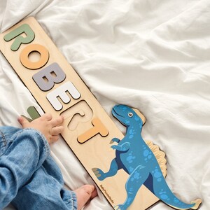 ベビーパズル 名前入り恐竜デザイン、保育園の動物装飾、子供への1歳の誕生日プレゼント、モンテッソーリ幼児用おもちゃ パーソナライズされた木製ビジーボード