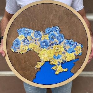 Ukraine Holzkarte mit Blumenmuster Made in der Ukraine, Schlafzimmer Wanddekoration, Büro Haus Raumdekoration, große Karte für die Wand, Ukrainische Flagge
