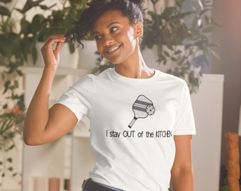 Camiseta para mujer divertida Pickleball camisa Pickleball amante camiseta Pickleball regalos linda camiseta Pickleball jugador camisa Me quedo fuera de la cocina