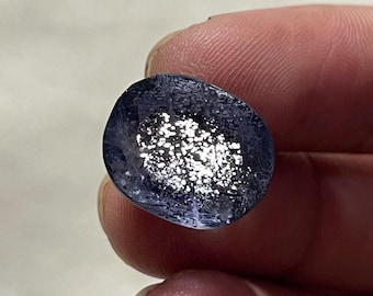 Pietra preziosa sfusa di iolite (pietra del sole): scintillante, 10 carati, ideale per la creazione di gioielli.
