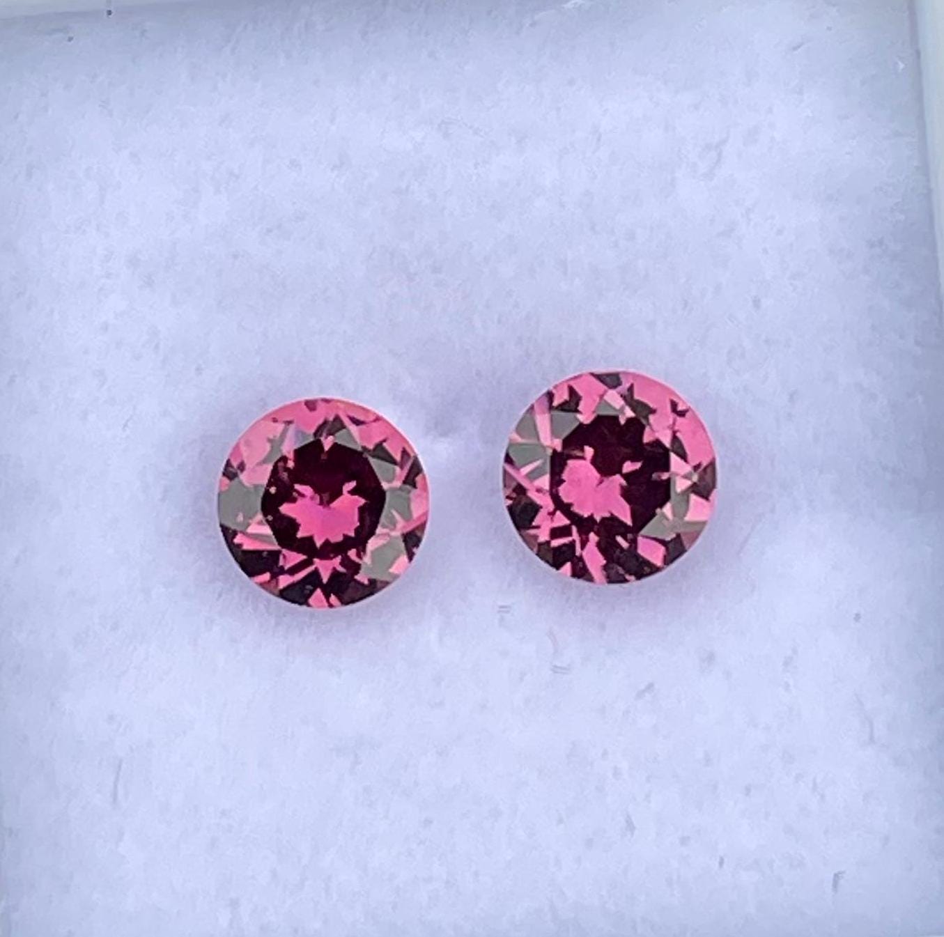 天然マラヤガーネット：ラウンドファセット宝石、1.07カラット、5 x 5