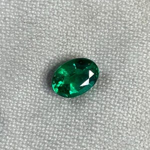 Zambisk smaragd: Rikgrön ovalslipad ädelsten (7 x 5 MM, 0,81 karat)
