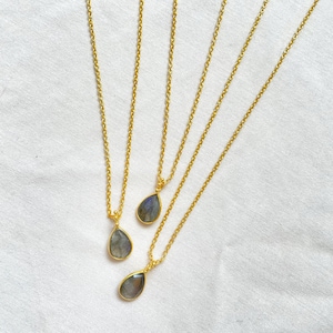 Collana con ciondolo a castone in labradorite, placcata in oro 18 carati, delicata catenina, piccolo ciondolo, a strati, regalo per lei, collana con pietre preziose, labradorite